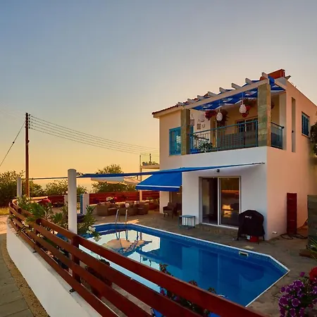 Villanelle Welcomes Dog Lovers Only تالا